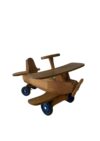 Spielzeug-Flugzeug aus Holz mit Rädern und Lenker.