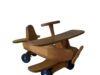 Spielzeug-Flugzeug aus Holz mit Rädern und Lenker.