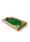 Fußball-Flipper aus Holz mit grünem Spielfeld. In der MItte liegen viele gelbe und rote Kugeln