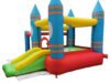 Bunte Hüpfburg mit vier Türmen an den Ecken und Bällebad, sowie Rutsche