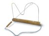 Klingeldraht auf einem Holzstück befestigt. Er hat die Form von zwei Kurven