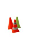 Drei Makierungskegel. Einer ist orange, einer gelb und einer orange/weiß gestreift