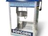 Eine blaue Popcornmaschine mit Glasscheiben. Oben steht "POPCORN DREAMS" drauf. Darunter "DELIIOUS WONDER" und ganz unten "POPCORN"