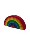 Bunte Regenbogenringe aus Holz aufeinander gestapelt